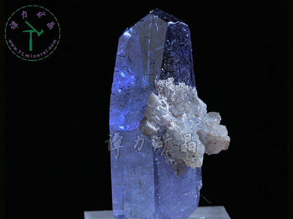 坦桑石，3x1.5x0,5cm,坦桑尼亞